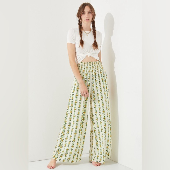 High Waist Floral Wide Leg Pants - Picture 3 of 5